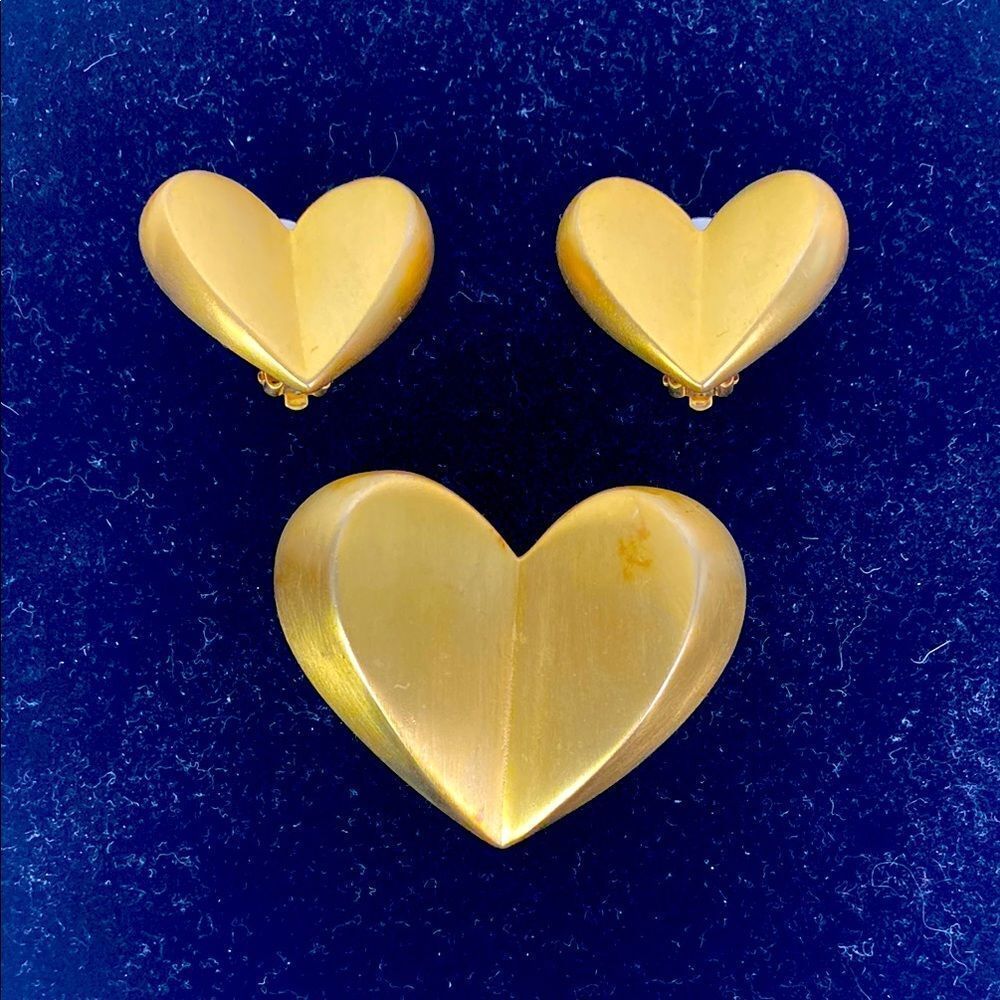 Rare Chameau Et Chameau 80’s Pin And Earrings 
Set.